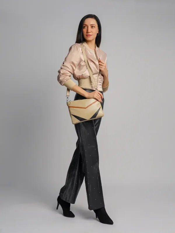 Trendy-Woman-Holding-Vero-Vista-Crossbody-Bag