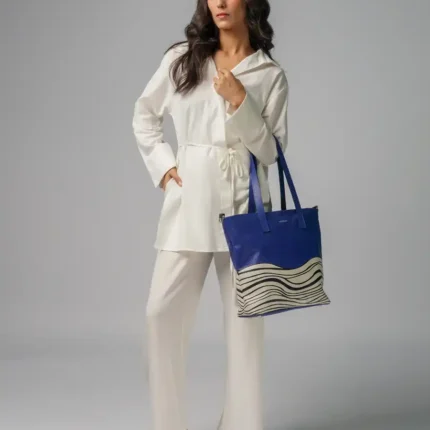 Women-Carrying-Bondi-Waves-Everyday-Tote-Bag-Navy-Cahlah-Image